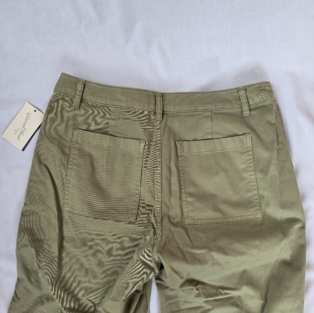 Universal Thread▪️Mid-Rise Straight Leg Relaxed Chino Pants in Olive Green - Picture 4 of 9